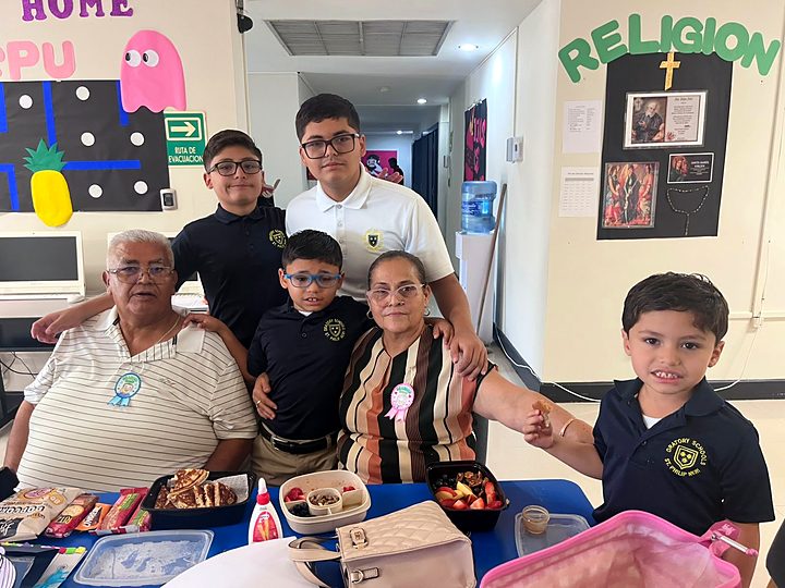 Abuelos y alumnos del Instituto Newman del Oratorio durante la celebración del Día de los Abuelos en Reynosa (1/57).