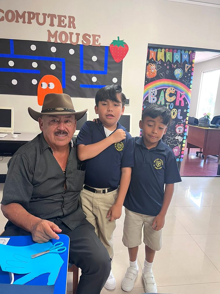Abuelos y alumnos del Instituto Newman del Oratorio durante la celebración del Día de los Abuelos en Reynosa (30/57).