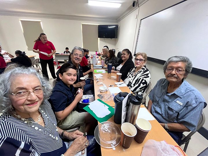 Abuelos y alumnos del Instituto Newman del Oratorio durante la celebración del Día de los Abuelos en Reynosa (47/57).