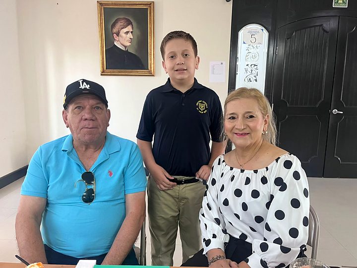 Abuelos y alumnos del Instituto Newman del Oratorio durante la celebración del Día de los Abuelos en Reynosa (48/57).
