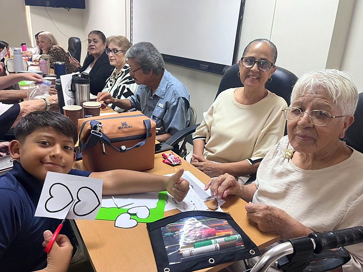 Abuelos y alumnos del Instituto Newman del Oratorio durante la celebración del Día de los Abuelos en Reynosa (49/57).